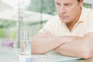 Ein Mann nimmt nach dem 50. Lebensjahr Pillen ein, um die Potenz zu steigern