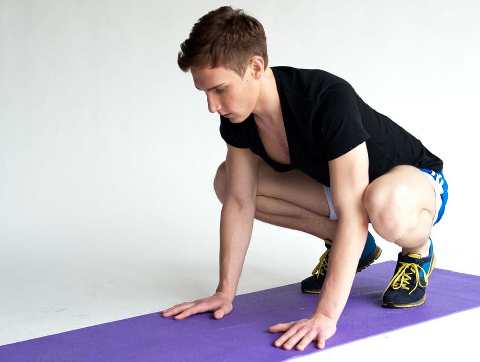Brustschwimmen-Übung, um die Beckenmuskulatur eines Mannes zu trainieren